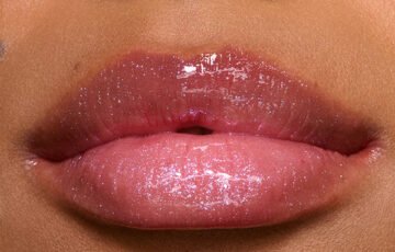 M·A·C Lipglass Air in Nice Touch (5)