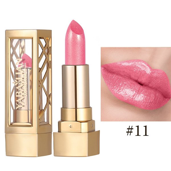 Velvet pearlescent lipstick with slightly shiny finish and moisturizing formula