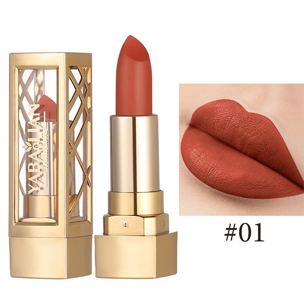 Velvet pearlescent lipstick with slightly shiny finish and moisturizing formula