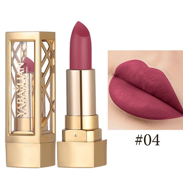 Velvet pearlescent lipstick with slightly shiny finish and moisturizing formula