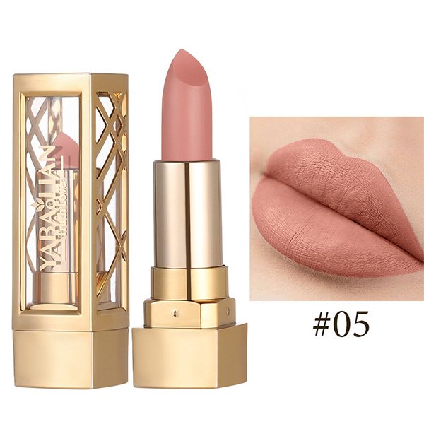 Velvet pearlescent lipstick with slightly shiny finish and moisturizing formula